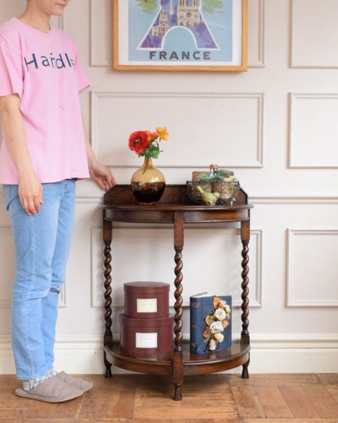 アンティークのテーブル　アンティーク家具　英国のアンティーク家具、ツイスト脚が美しいコンソールテーブル　壁からお部屋を彩ってくれるアンティーク家具コンソールテーブルは見せる場所を作ってくれる最強のアンティーク家具。(q-2144-f)