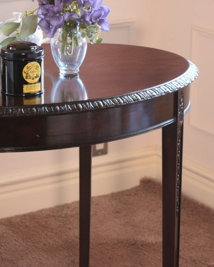 英国のアンティーク家具らしいデザイン