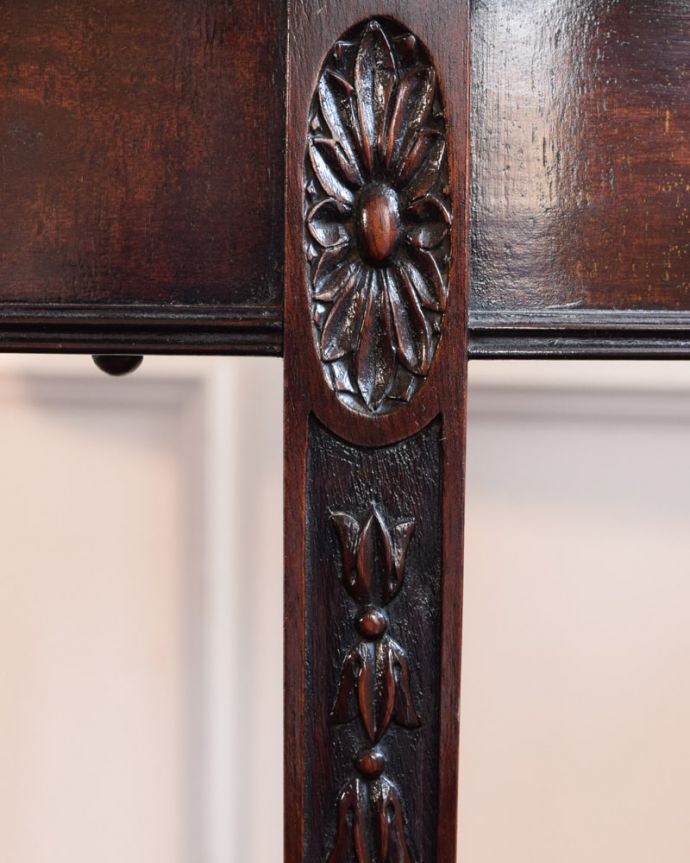 英国アンティーク家具らしい装飾