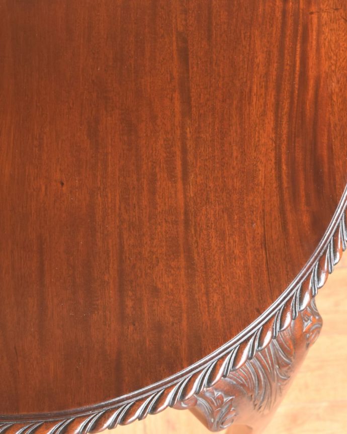 アンティークのテーブル アンティーク家具 ティーテーブル。天板を近づいてみると…アンティークだから手に入れることが出来る天板に使われている銘木の美しさにうっとりです。(q-2146-f)