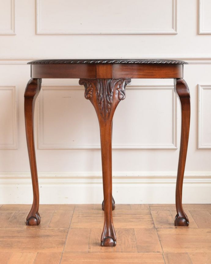 アンティークのテーブル アンティーク家具 ティーテーブル。しっかり修復しました!アンティークは新品ではないので、もちろん経年変化によるキズはありますが、専門の職人がしっかり修復してあるのでキレイです。(q-2146-f)