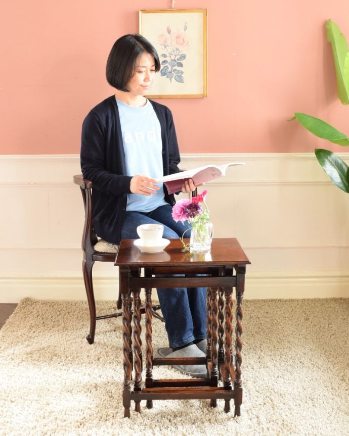 アンティークのテーブル　アンティーク家具　ネストテーブル。親子一緒の姿が可愛いネストテーブルネストとは巣のこと。(q-2147-f)