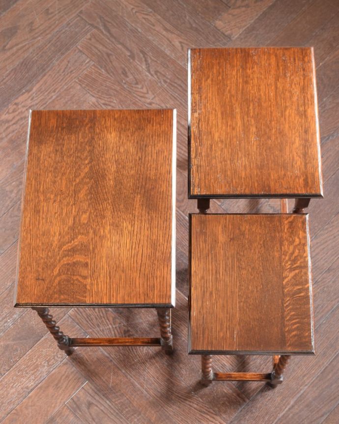 アンティークのテーブル　アンティーク家具　ネストテーブル。3つを並べて上から見てみましょう大中小3つを並べてみると、こんな感じです。(q-2147-f)