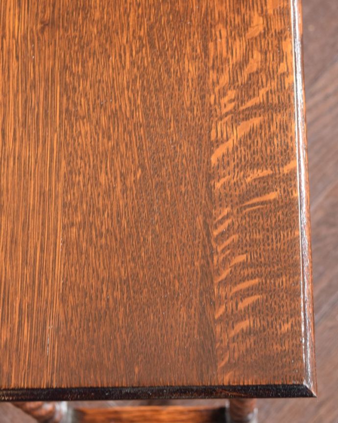 アンティークのテーブル　アンティーク家具　ネストテーブル。天板も修復したのでキレイです修復の時、古い塗装を剥離して再塗装してあるので天板もピカピカです。(q-2147-f)