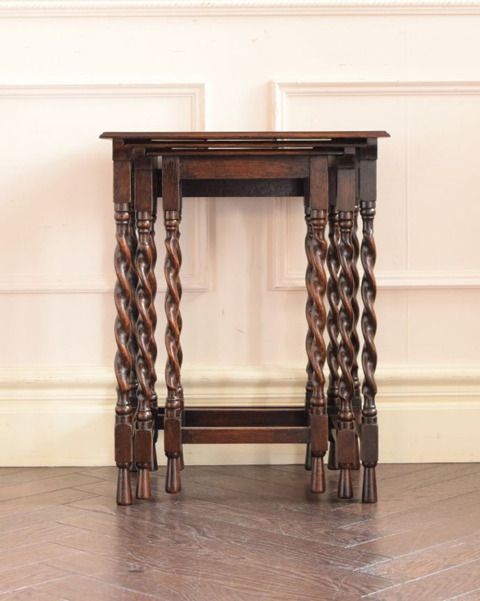 アンティークのテーブル　アンティーク家具　ネストテーブル。見る角度によって見え方が違います。(q-2147-f)