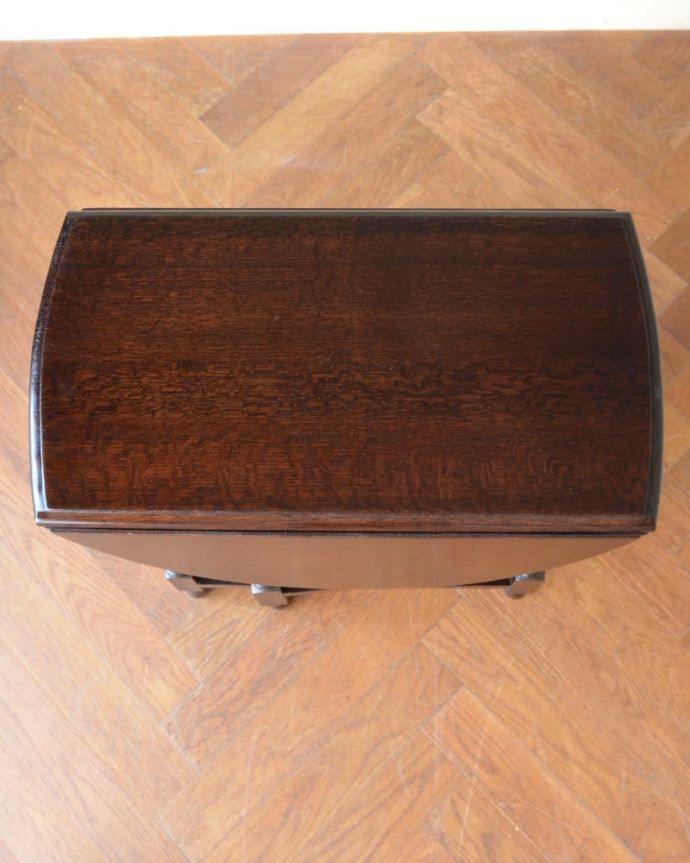 アンティークのテーブル　アンティーク家具　ゲートレッグテーブル　畳むとこんなにスリムなサイズリーフを閉じた状態のテーブルを上から見るとこんな感じ。(q-2152-f)