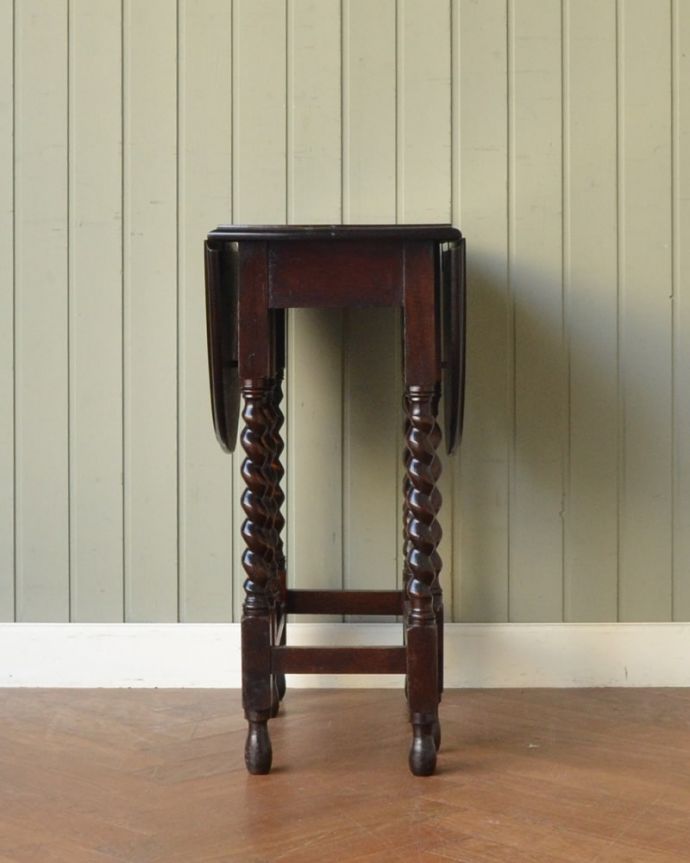 アンティークのテーブル　アンティーク家具　ゲートレッグテーブル　意外にコンパクト昔、使わないとき壁にピタッと付けて収納出来るように作られたテーブル。(q-2152-f)