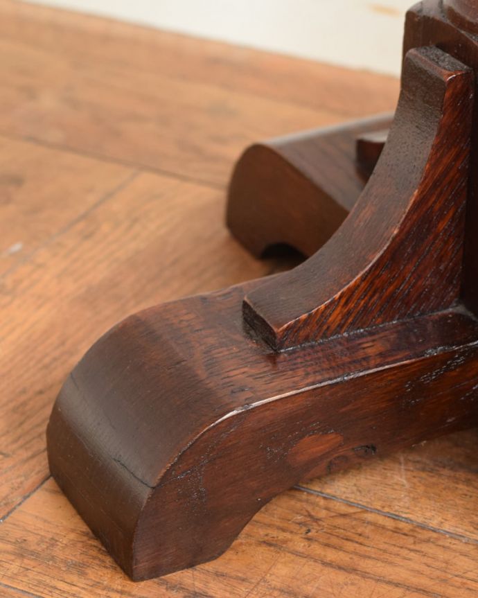 プランツスタンド・ケーキスタンド　アンティーク家具　プランツスタンド　持ち上げなくても移動できますHandleのアンティーク家具の脚の裏にはフェルトキーパーをお付けしているので、床を滑らせてラクに移動できます。(q-2153-f)