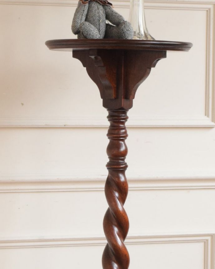 プランツスタンド・ケーキスタンド　アンティーク家具　プランツスタンド。小さくてもアンティークの気品タップリ美しい立ち姿は堂々として品格たっぷり。(q-2153-f)