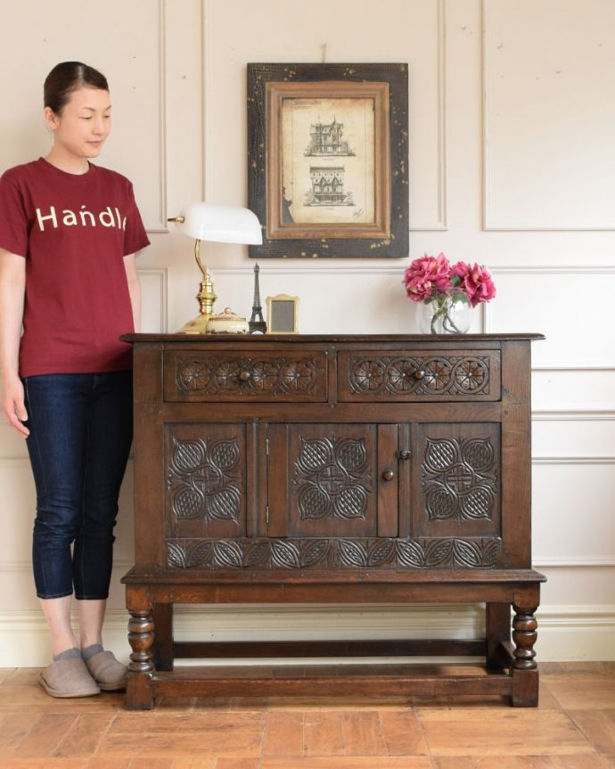 アンティークのチェスト　アンティーク家具　カップボード　引き出しと扉、両方の収納が付いた便利な家具もともとベッドサイドに置いてカップ＆ソーサーを収納するために作られたカップボードチェスト。(q-2154-f)