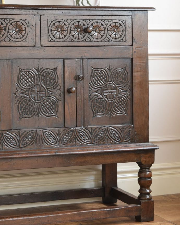 アンティークのチェスト　アンティーク家具　カップボード　重厚な英国アンティークらしい雰囲気ドッシリとした木目は、現代では手に入れることが出来ないアンティークらしい部分。(q-2154-f)