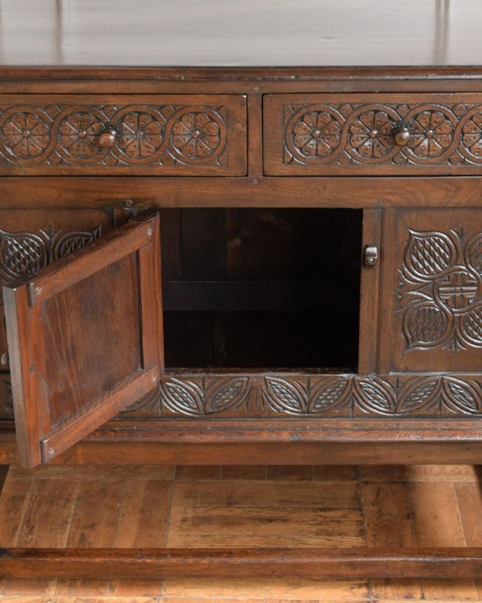 アンティークのチェスト　アンティーク家具　カップボード　扉の中はこんな感じ 修復しました扉の中の収納はこんな感じになっています。(q-2154-f)