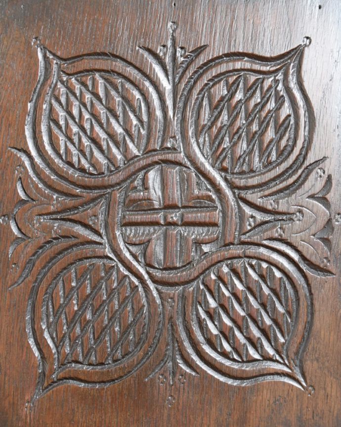 アンティークのチェスト　アンティーク家具　カップボード　惚れ惚れするような美しさとっても堅い無垢材に一体どうやって彫っていったんでしょう？アンティークらしく細かい彫りを眺めているだけでうっとりしてしまいます。(q-2154-f)