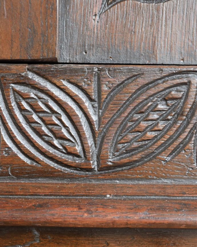 アンティークのチェスト　アンティーク家具　カップボード　至る所に繊細な彫いろんな彫のデザインがありますが、個人的に美しいと思える女性らしく優雅なデザインを選んできました。(q-2154-f)