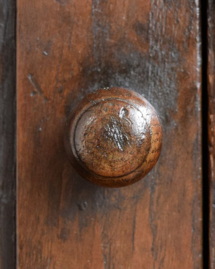 アンティークのチェスト　アンティーク家具　カップボード　開ける度になんだかワクワク取っ手のデザインにもこだわりが。(q-2154-f)