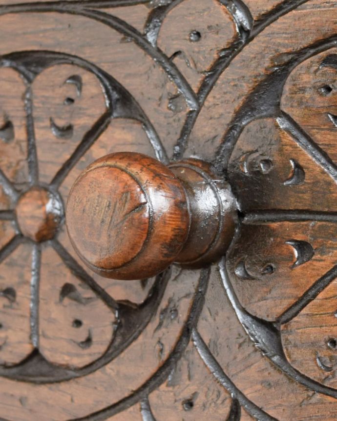 アンティークのチェスト　アンティーク家具　カップボード　アクセサリーの様な取っ手。(q-2154-f)