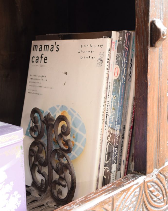 アンティークのチェスト　アンティーク家具　カップボード　扉の中は収納たっぷりA4サイズの雑誌までしっかり収納出来ちゃう大きさ。(q-2154-f)