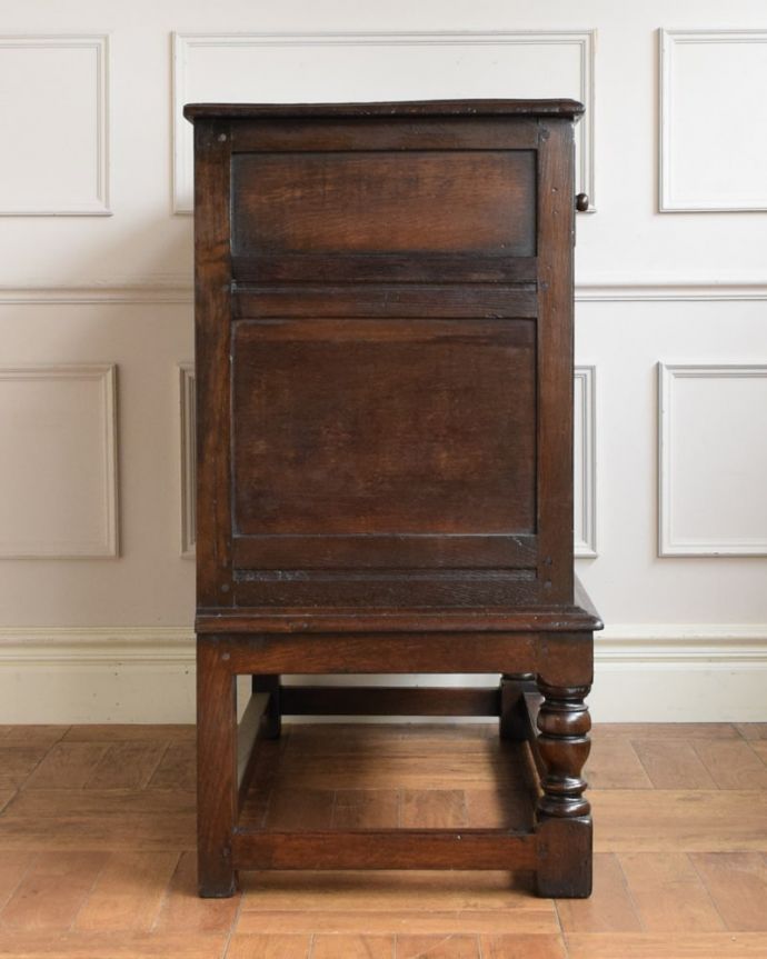 アンティークのチェスト　アンティーク家具　カップボード　横から見てもステキなんです。(q-2154-f)