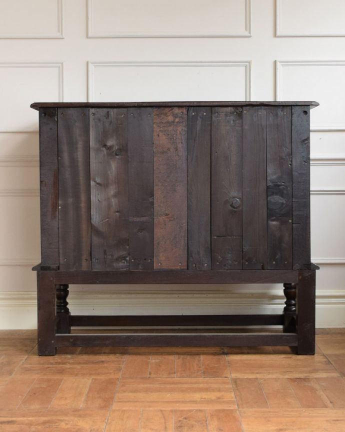 アンティークのチェスト　アンティーク家具　カップボード　後ろ姿にも自信がありますアンティークは新品ではないので経年変化によるキズはありますが、専門の職人が修復したので後ろ姿までキレイです。(q-2154-f)