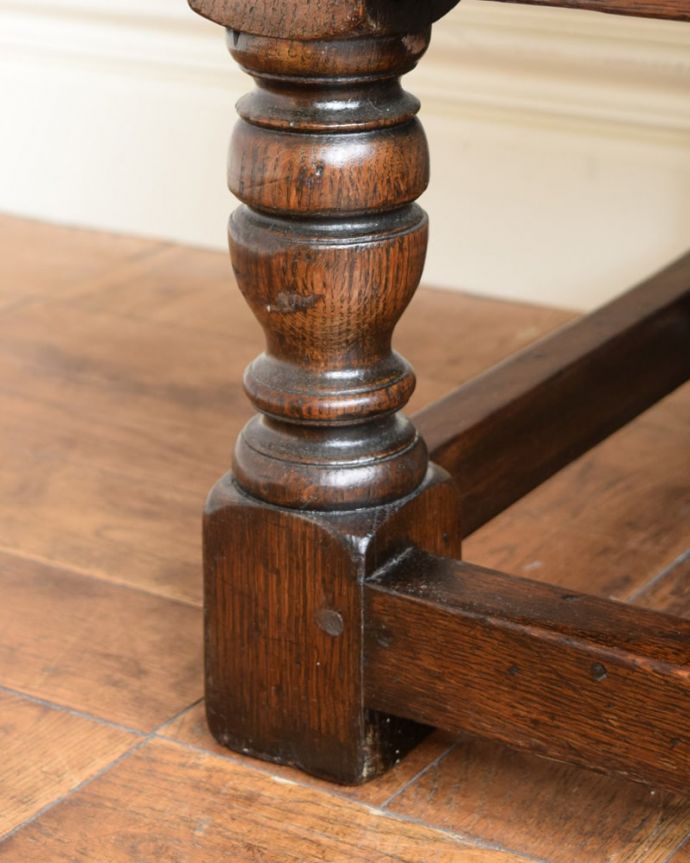 アンティークのチェスト　アンティーク家具　カップボード　女性１人でラクラク運べちゃうんですHandleのアンティークは、脚の裏にフェルトキーパーをお付けしています。(q-2154-f)