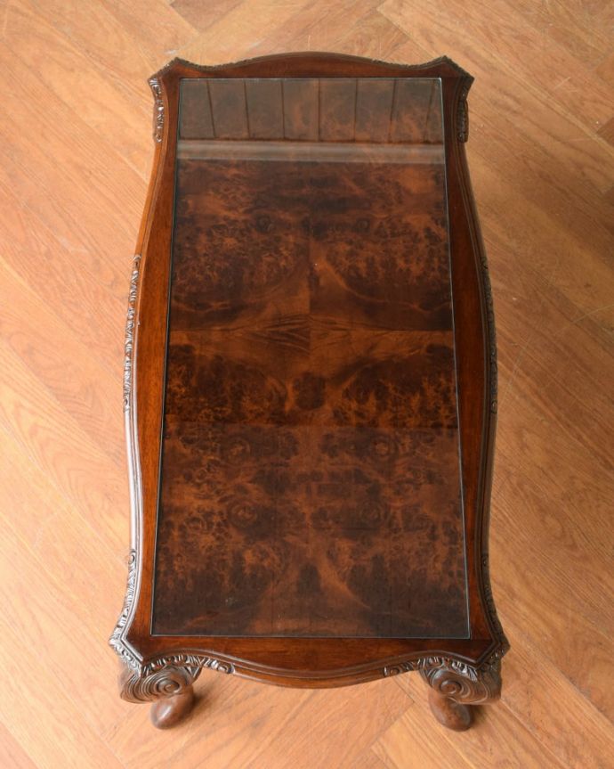 アンティークのテーブル　アンティーク家具　コーヒーテーブル　天板を上から見ると･･･コーヒーテーブルの天板は毎日使う場所だから、しっかり修復しました。(q-2155-f)