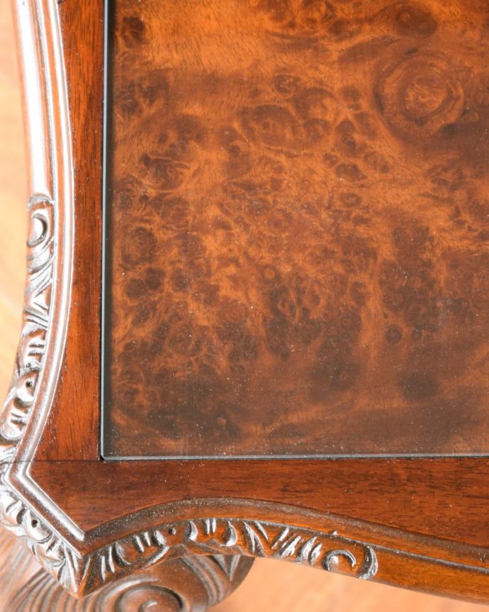 アンティークのテーブル　アンティーク家具　コーヒーテーブル　近づいて見てみると･･･アンティークはもちろん新品ではないので小さなキズや汚れはありますが、キレイにお直ししたので満足して頂ける自信があります！。(q-2155-f)