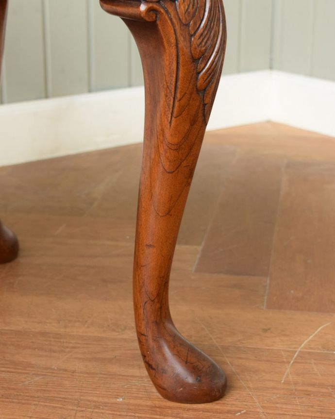 アンティークのテーブル　アンティーク家具　コーヒーテーブル　持ち上げなくても移動できます！Handleのアンティークは、脚の裏にフェルトキーパーをお付けしていますので、床を滑らせて簡単に移動する事が出来ます。(q-2155-f)