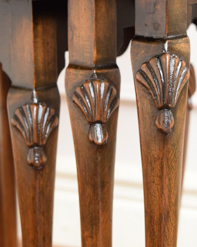 アンティークのテーブル アンティーク家具 ネストテーブル。うっとりする美しさアンティークだから手に入る美しい彫。(q-2156-f)