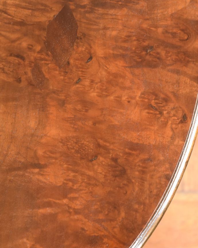 アンティークのテーブル アンティーク家具 ネストテーブル 天板も修復したのでキレイです修復の時、古い塗装を剥離して再塗装してあるので天板もピカピカです。(q-2156-f)