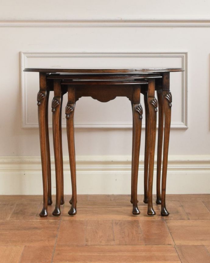 アンティークのテーブル アンティーク家具 ネストテーブル。見る角度によって見え方が違います。(q-2156-f)