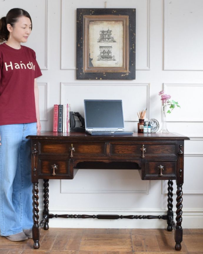 アンティークのデスク・書斎机　アンティーク家具　ライティングテーブル（デスク）　英国アンティークらしくカッコいい大人のデスクアンティーク家具の中でも特に人気の高いデスク。(q-2157-f)