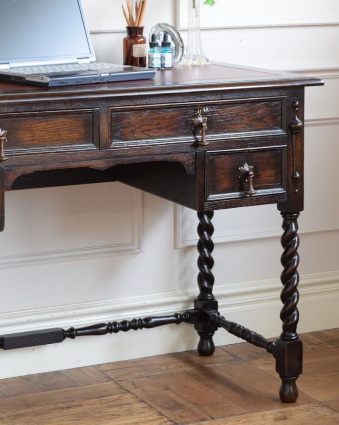 アンティークのデスク・書斎机　アンティーク家具　ライティングテーブル（デスク）　英国らしい豪華な彫りが美しい脚機能的なデザインのものが多いデスクだけに、アンティークらしく装飾が美しいものは目立ちます。(q-2157-f)