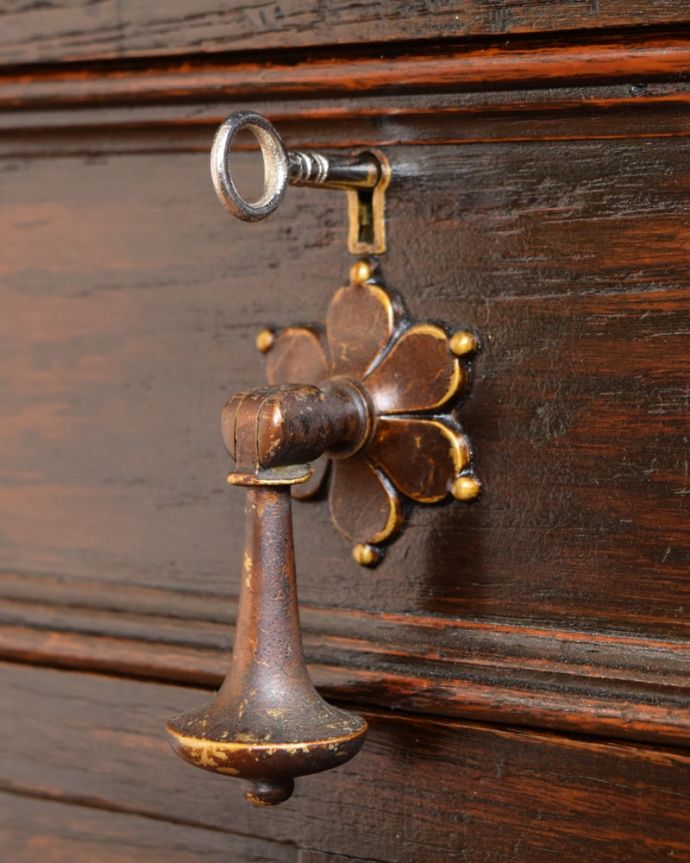アンティークのデスク・書斎机　アンティーク家具　ライティングテーブル（デスク）　開ける度にワクワクする取っ手取っ手もアンティークらしく凝ったデザイン。(q-2157-f)