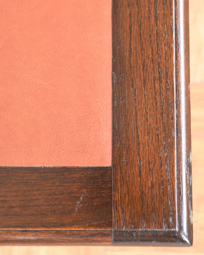 アンティークのデスク・書斎机　アンティーク家具　ライティングテーブル（デスク）　天板を近くから見ると･･･デスクは天板を使う家具なので、キレイにお直ししました。(q-2157-f)