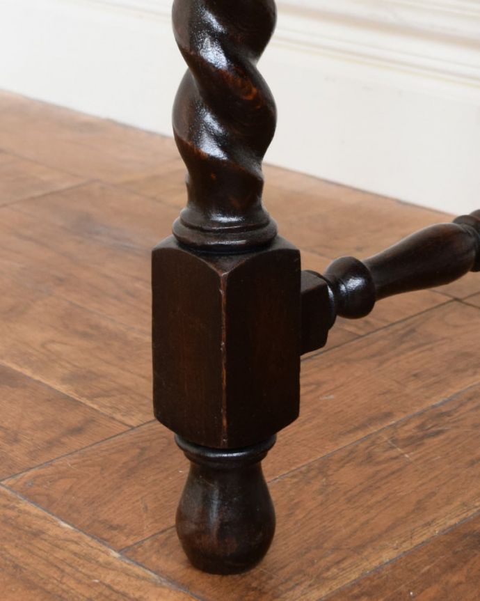 アンティークのデスク・書斎机　アンティーク家具　ライティングテーブル（デスク）　女性1人でラクラク運べちゃう仕掛けHandleのアンティークは、脚の裏にフェルトキーパーをお付けしています。(q-2157-f)