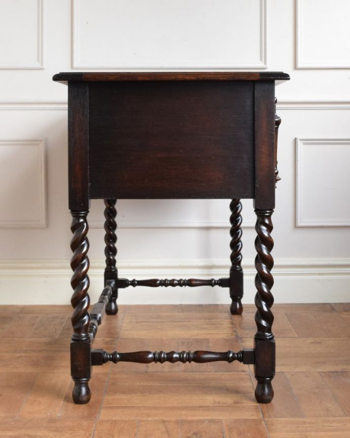 アンティークのデスク・書斎机　アンティーク家具　ライティングテーブル（デスク）　横顔も美しく！こんな風に見えますもちろん、横側もキレイに修復しているので、横から見てもキレイです。(q-2157-f)