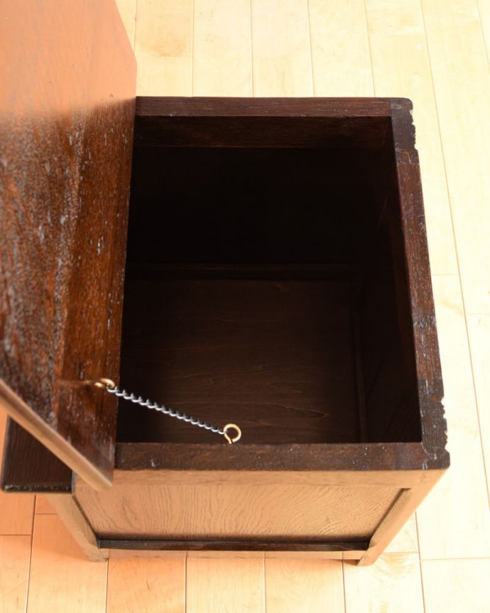 ブランケットボックス・収納ボックス アンティーク家具 コールボックス フタを開くと・・・本やクッション、ブランケットなど、リビングで散らかっているものをたっぷり収納できます。(q-2158-f)