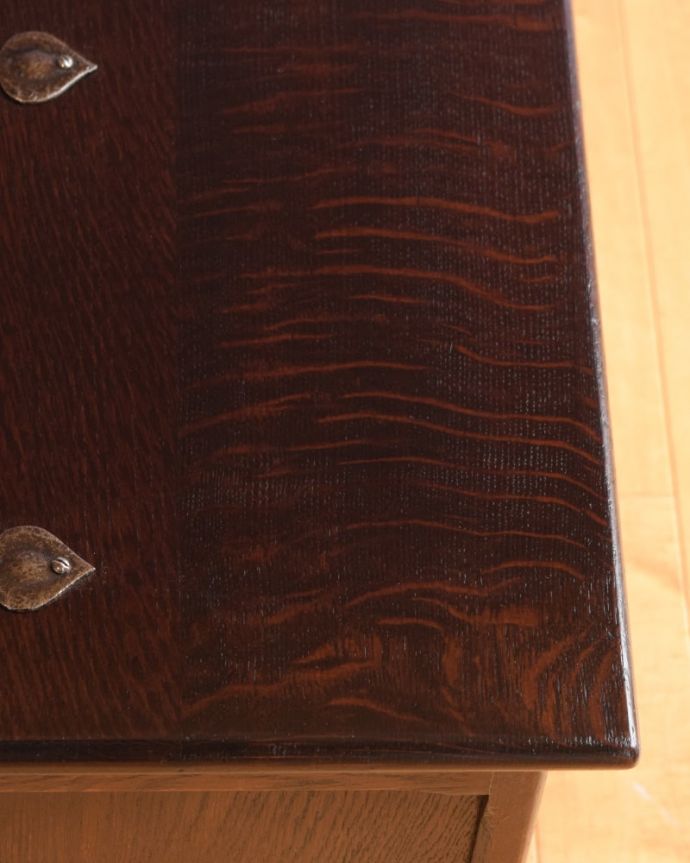 ブランケットボックス・収納ボックス アンティーク家具 コールボックス 近くで見ると・・・テーブル代わりにも使えるコファ。(q-2158-f)