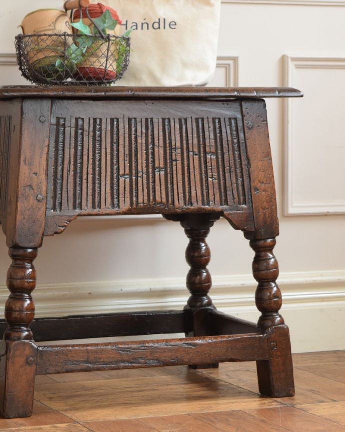 ブランケットボックス・収納ボックス　アンティーク家具　スツール→ブランケットボックスにしました。　アンティークらしい彫りの美しさが魅力豪華な彫りの美しさがアンティークらしい雰囲気。(q-2159-f)