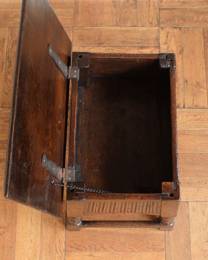 ブランケットボックス・収納ボックス　アンティーク家具　スツール→ブランケットボックスにしました。　フタを開くと･･･本やクッション、ブランケットなど、リビングで散らかっているものをたっぷり収納できます。(q-2159-f)