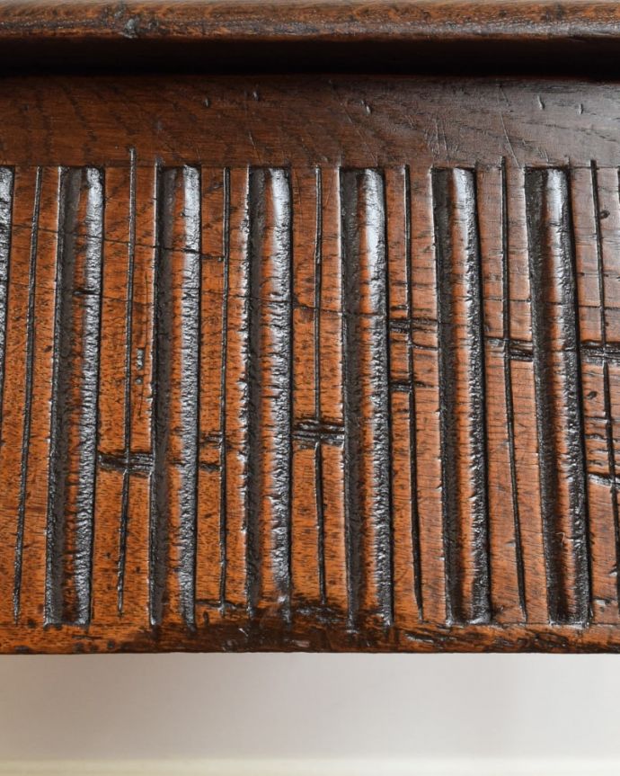 ブランケットボックス・収納ボックス　アンティーク家具　スツール→ブランケットボックスにしました。　繊細で美しい彫刻まだ機械がそんなに発達していない時代に、どうやって彫ったんでしょう･･･見事です。(q-2159-f)