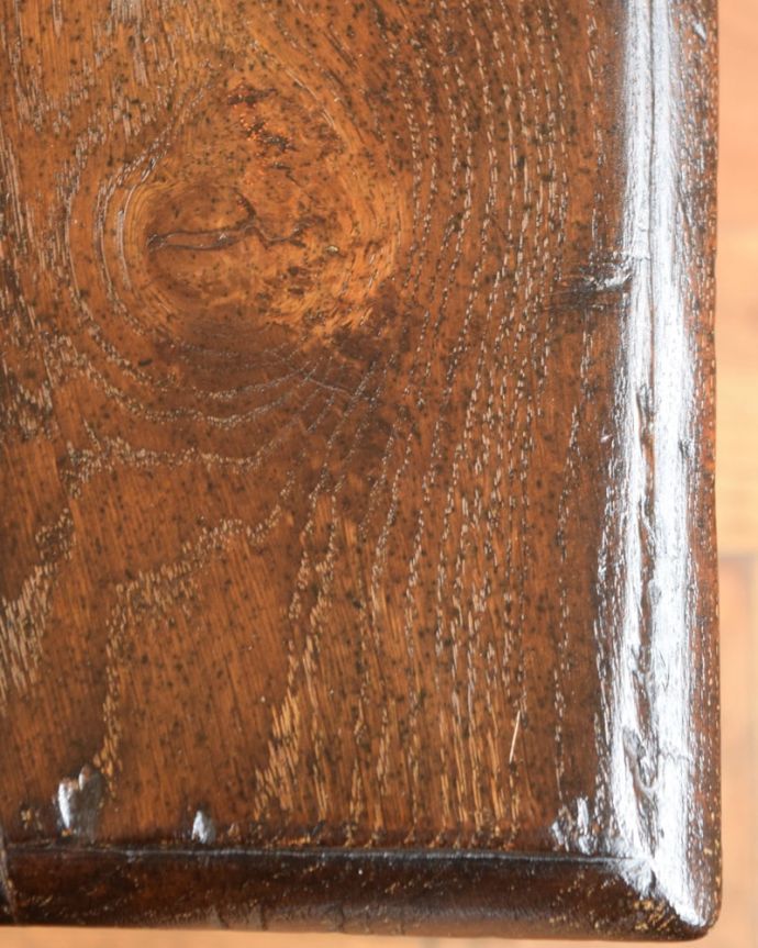 ブランケットボックス・収納ボックス　アンティーク家具　スツール→ブランケットボックスにしました。　近くで見ると･･･テーブル代わりにも使えるコファ。(q-2159-f)