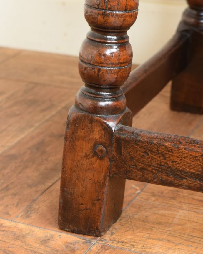 ブランケットボックス・収納ボックス　アンティーク家具　スツール→ブランケットボックスにしました。　女性1人でラクラク運べちゃう仕掛けHandleのアンティークは、脚の裏にフェルトキーパーをお付けしています。(q-2159-f)