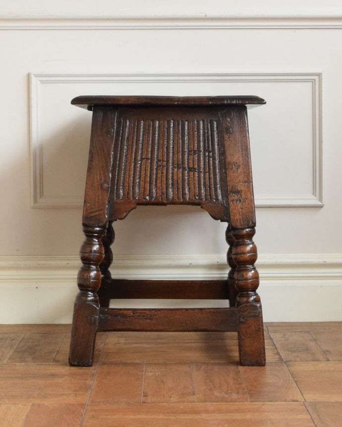 ブランケットボックス・収納ボックス　アンティーク家具　スツール→ブランケットボックスにしました。　横から見てもキレイですもちろん、横顔だってキレイ！どこから見ても絵になります。(q-2159-f)