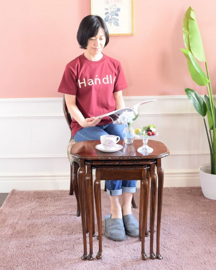 アンティークのネストテーブル