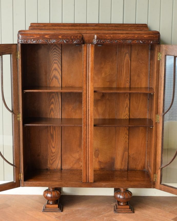 アンティークのキャビネット　アンティーク家具　ブックケース　扉の中は、しっかりと収納できる棚板重いものもたっぷり収納できる木製の棚板タイプ。(q-2162-f)