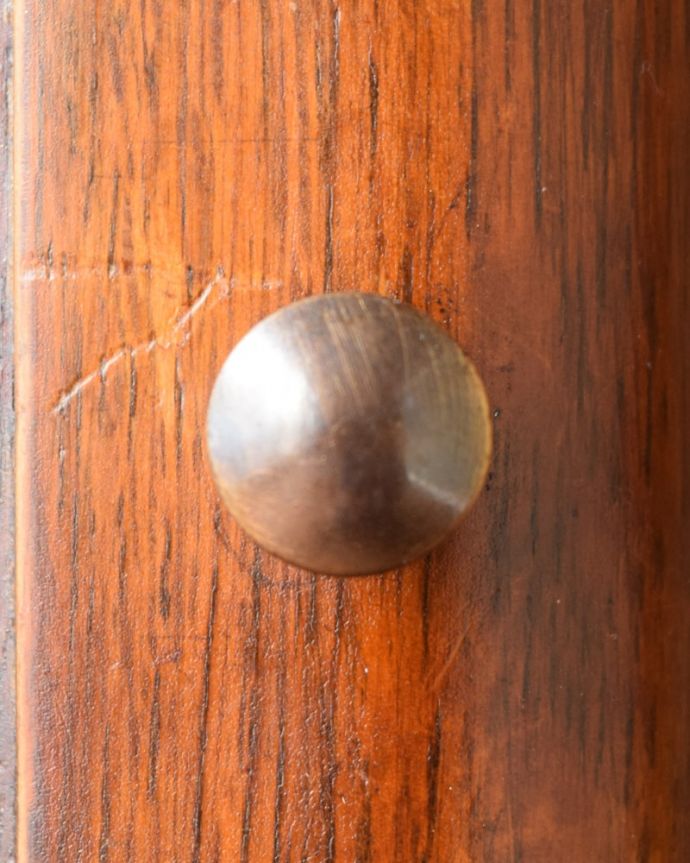 アンティークのキャビネット　アンティーク家具　ブックケース　英国らしいドッシリ感アンティーク家具は取っ手もカッコイイんです。(q-2162-f)