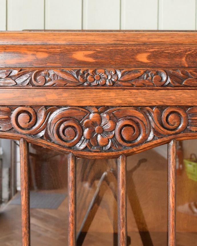 アンティークのキャビネット　アンティーク家具　ブックケース　いろんな場所にこだわり彫のデザインもいろいろです。(q-2162-f)