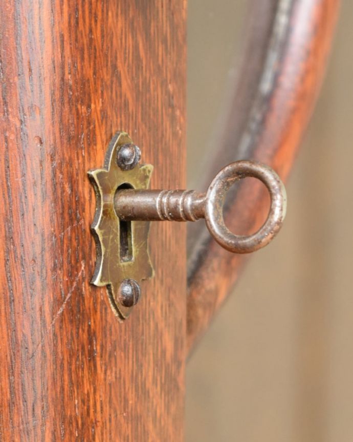 アンティークのキャビネット　アンティーク家具　ブックケース　小さなパーツにもこだわりカギも使えるように修復しました。(q-2162-f)