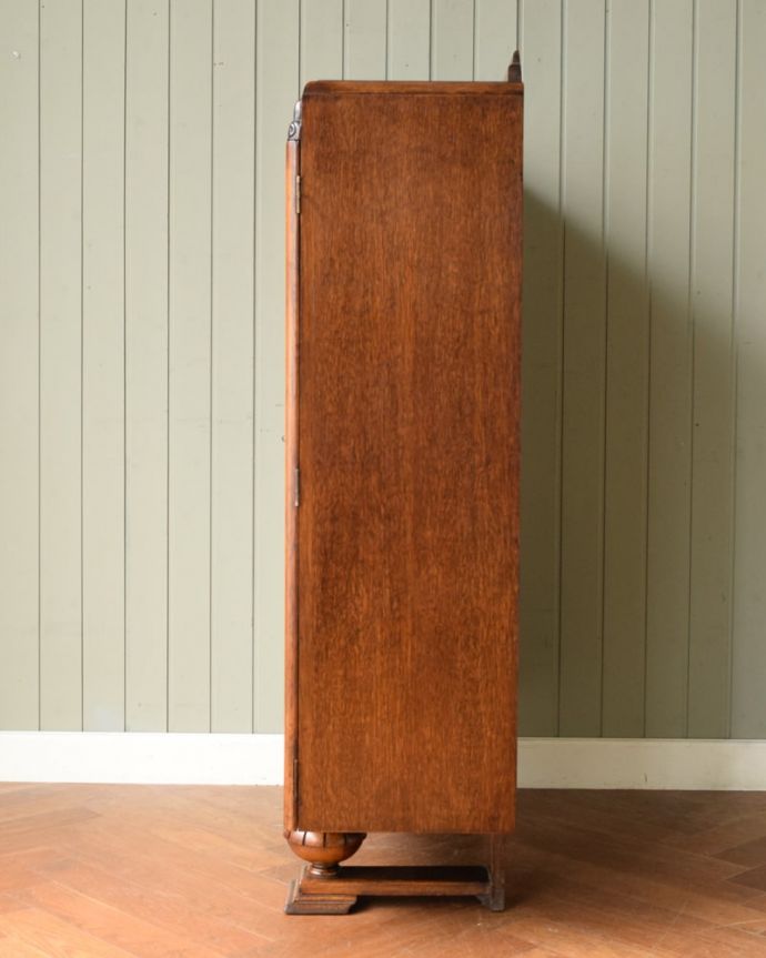 アンティークのキャビネット　アンティーク家具　ブックケース　横から見てもステキ横から見るとこんな感じ。(q-2162-f)